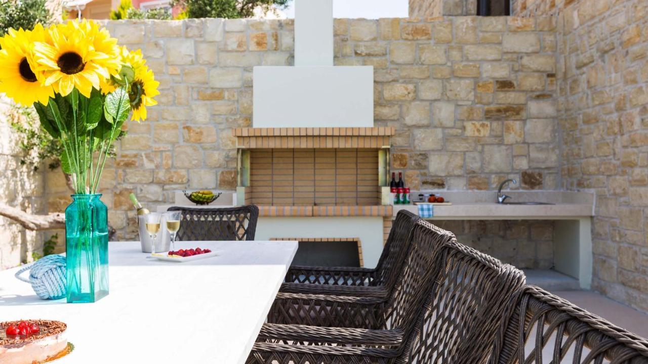 Villa Emilia I Luxury, Amazing Seaview, Next To The Town Kissamos Bagian luar foto