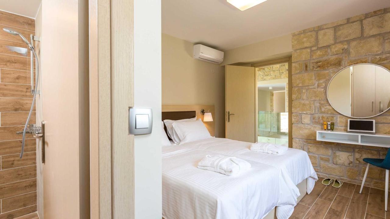Villa Emilia I Luxury, Amazing Seaview, Next To The Town Kissamos Bagian luar foto