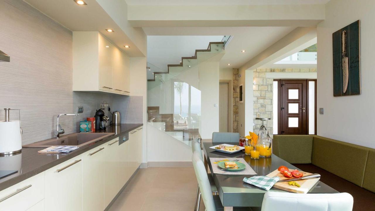 Villa Emilia I Luxury, Amazing Seaview, Next To The Town Kissamos Bagian luar foto